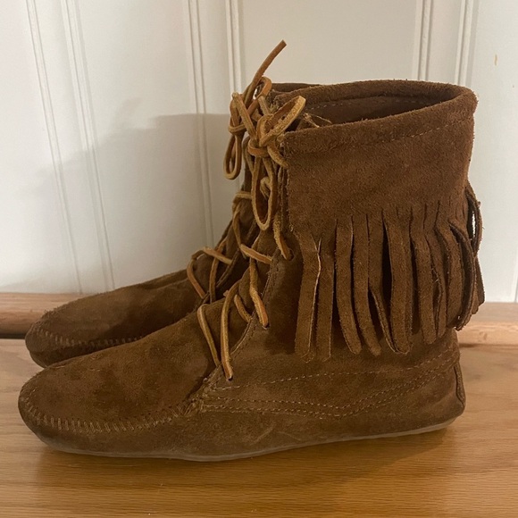 Vintage Minnetonka Ladies size 7 Suede Fringe Lace Up Moccasins Boots - Picture 1 of 6
